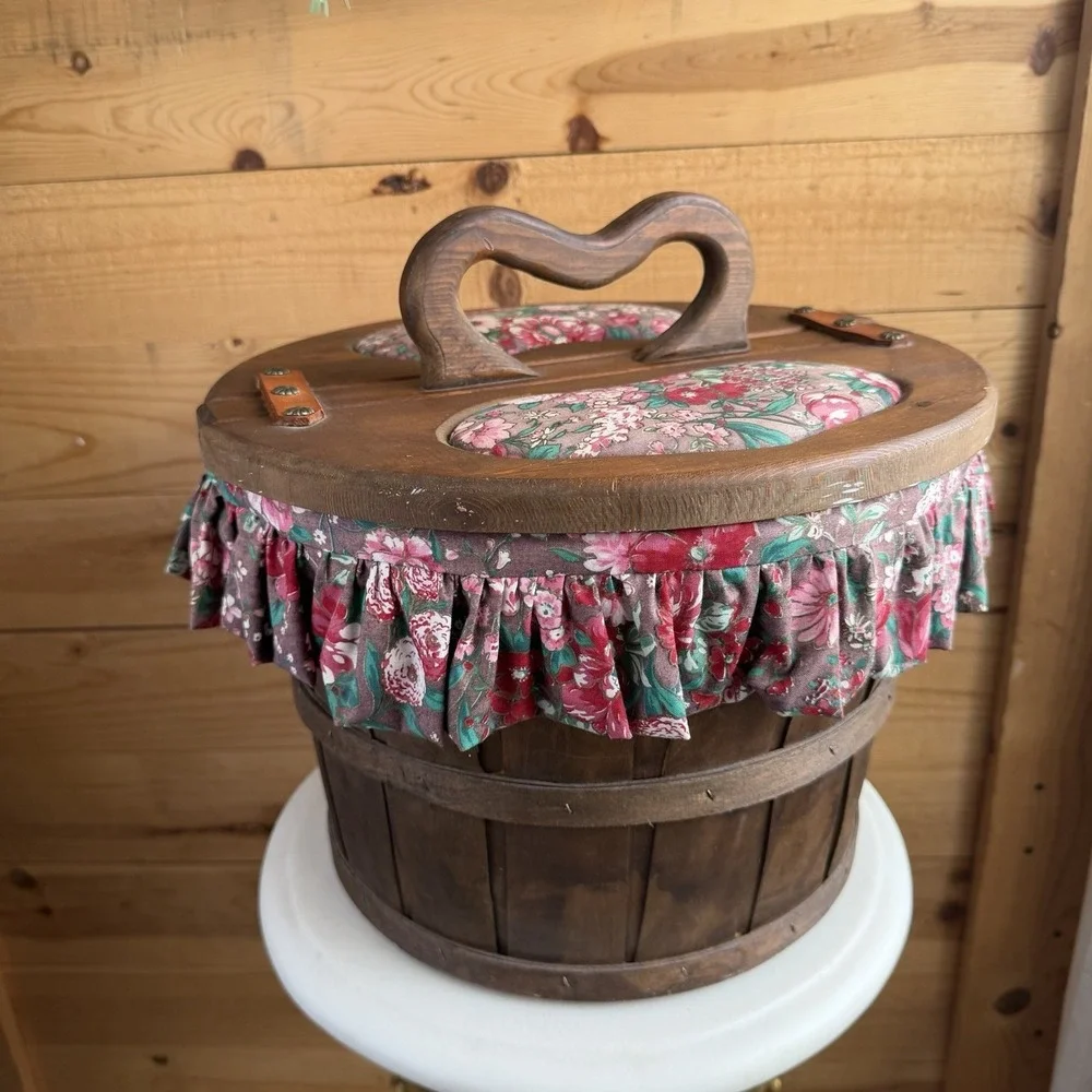 Vtg Half Bushel Floral Wooden Heart Lidded Basket Sewing Picnic Cottage‎ Granny